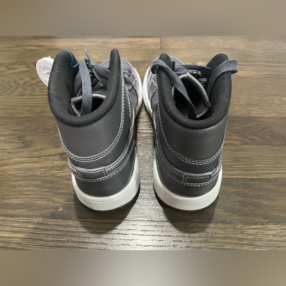 Jordan 1 Mid Noveau Wolf Grey Leather (Sz 9) - Picture 10 of 15